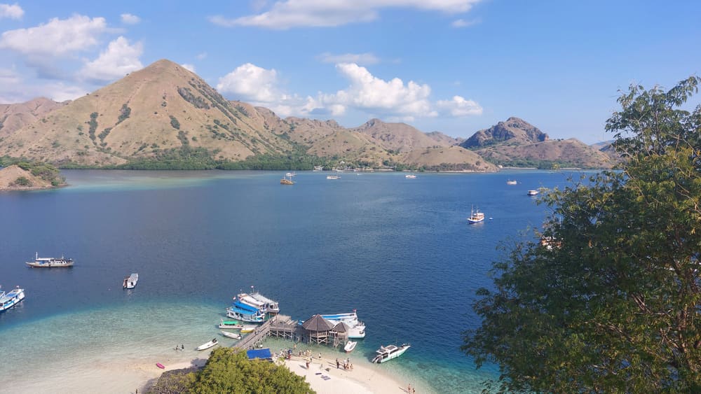 Boats in a turquoise bay seen from the top of Kelor Island
